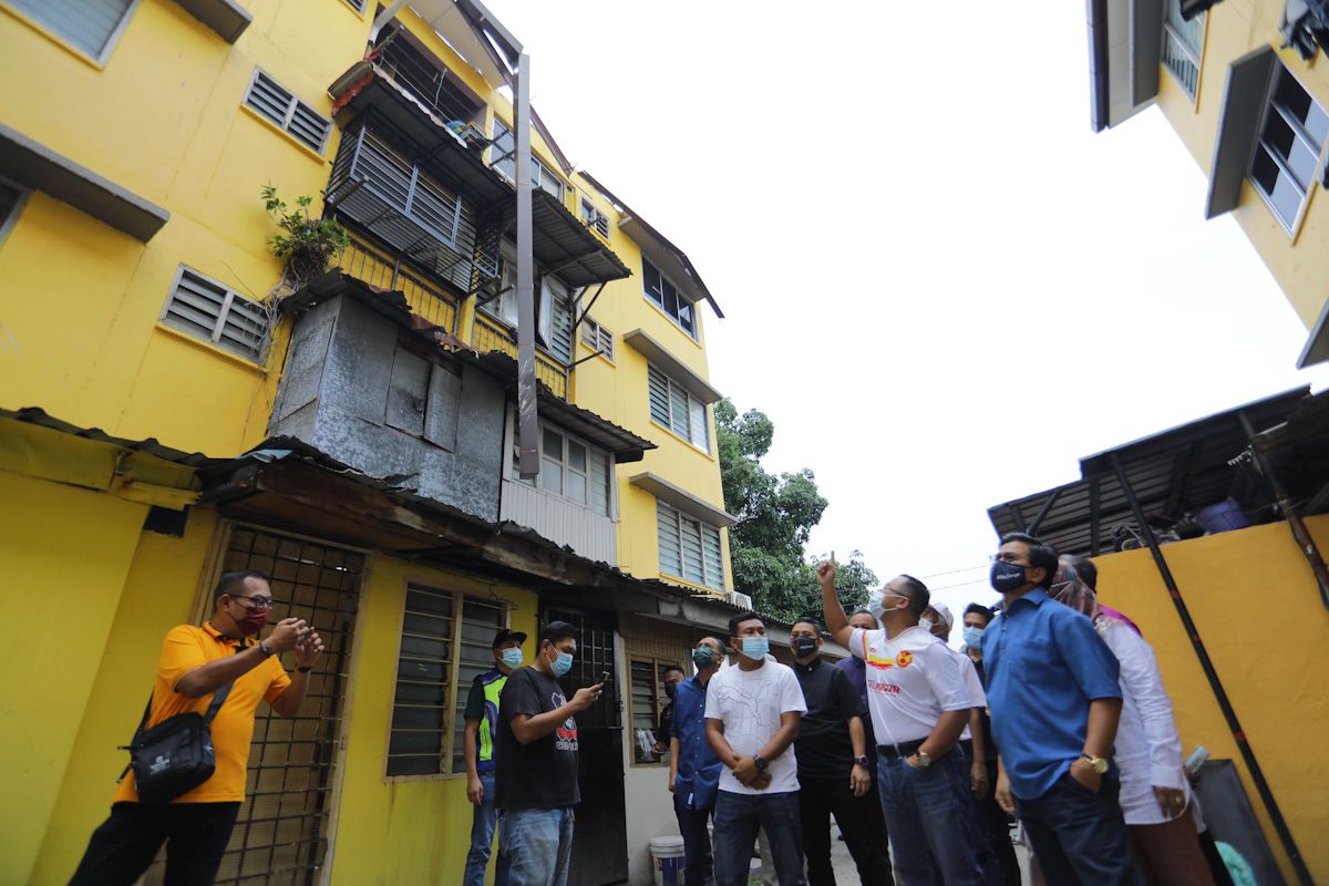 புயலால் பாதிக்கப்பட்ட அடுக்குமாடி குடியிருப்பை மந்திரி புசார் பார்வையிட்டார்