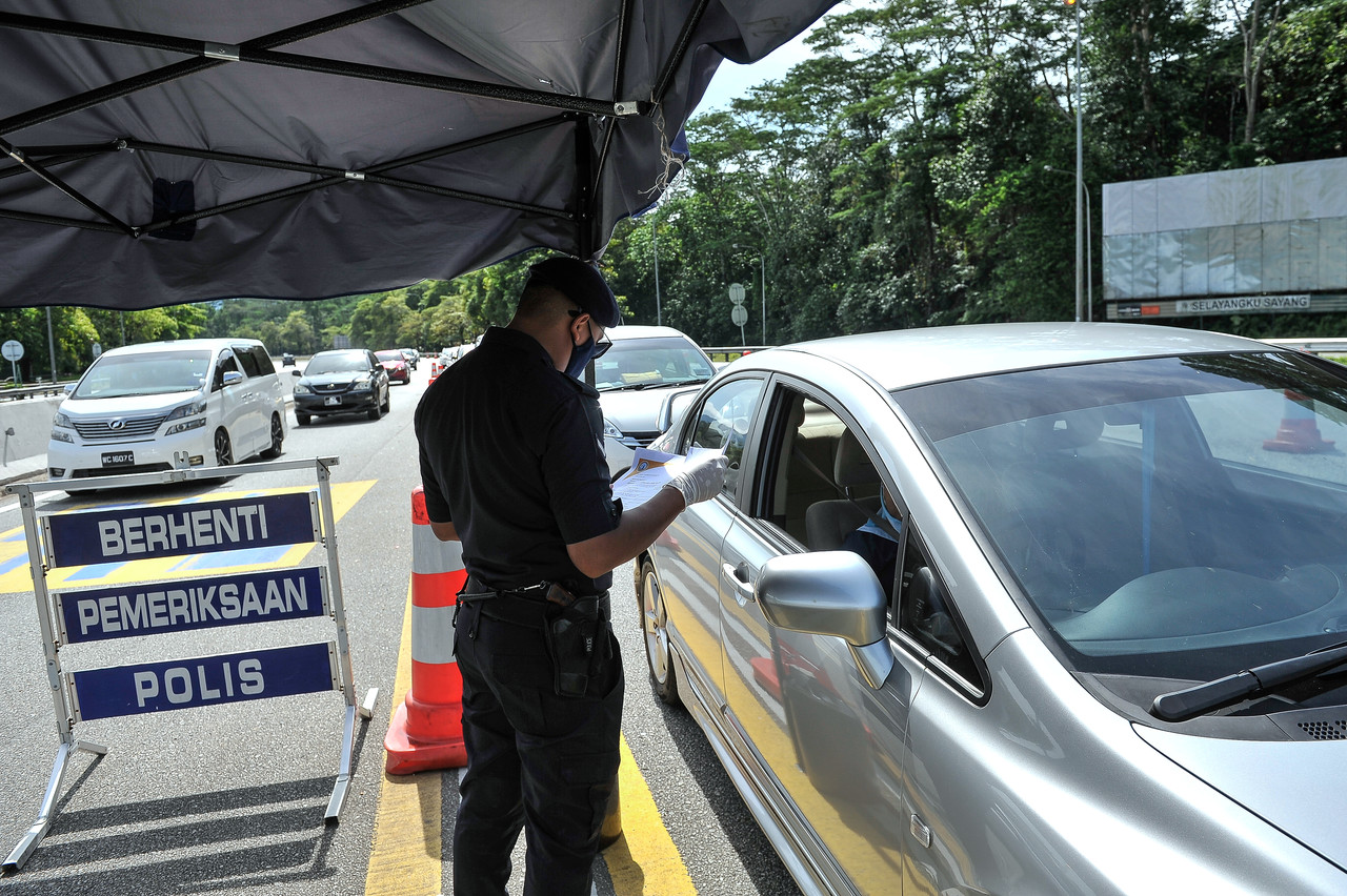 Tiga orang dibenar dalam satu kereta untuk vaksin, perubatan