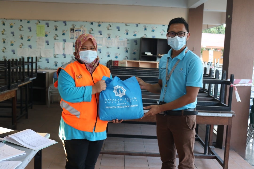 Santuni enam keluarga mangsa bah, Yide sumbang barang keperluan