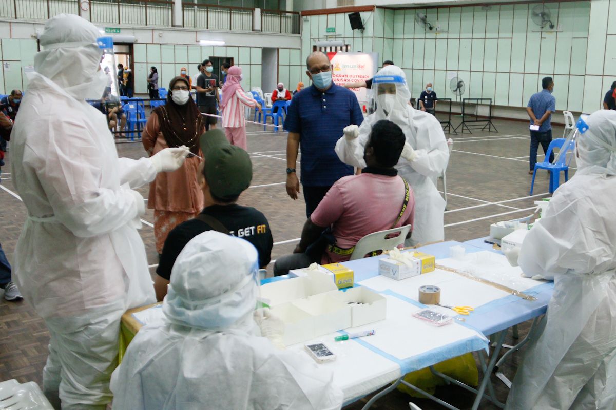 Bimbang jangkitan tanpa gejala, guru sekeluarga buat saringan