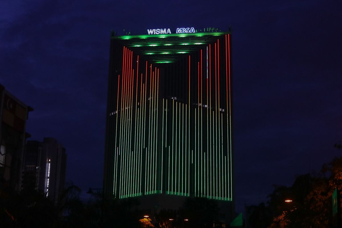 Wisma MBSA pancar cahaya bendera Palestin