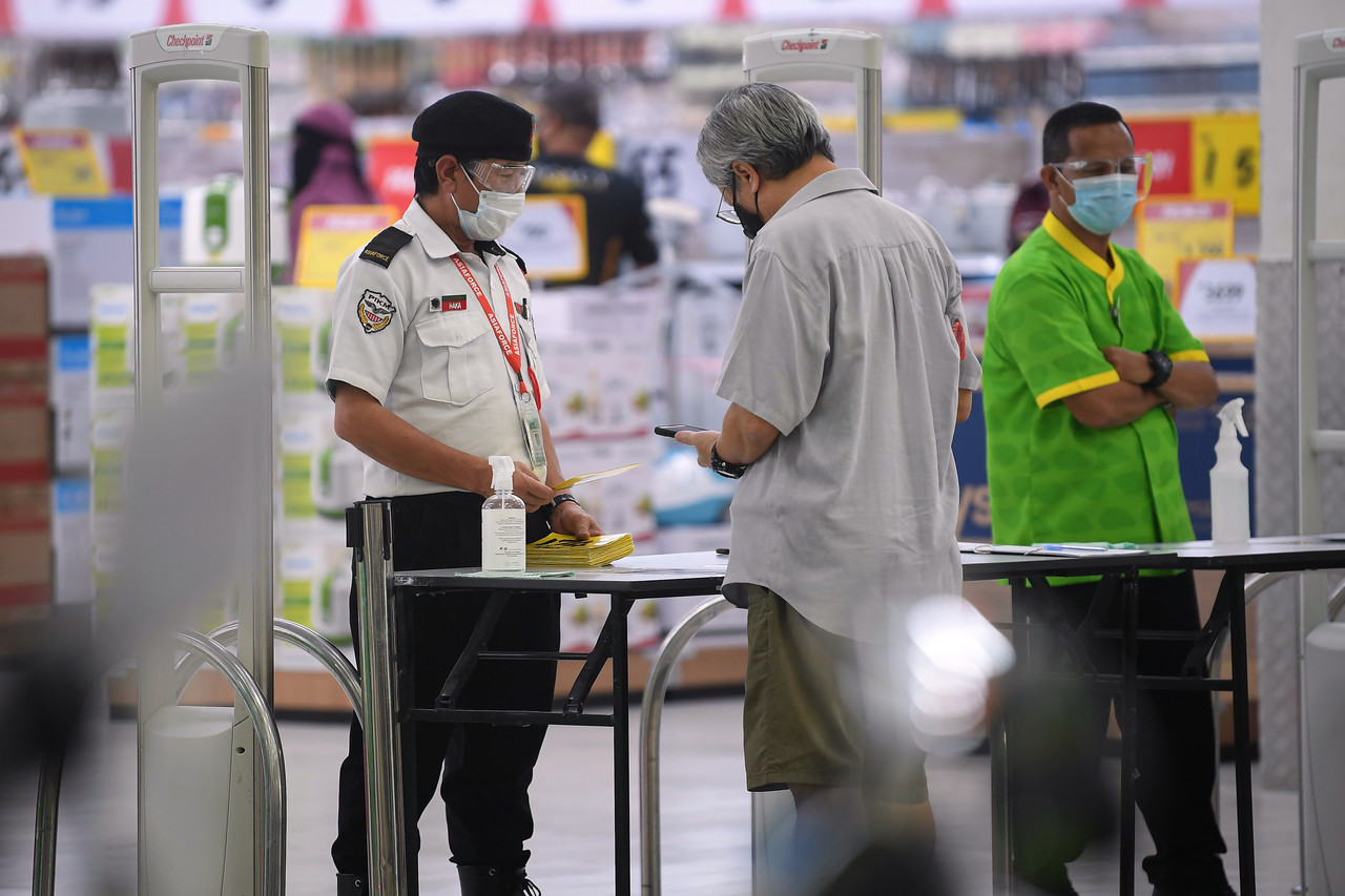 Menteri: Kompaun jika lebih had dua jam di pusat beli-belah