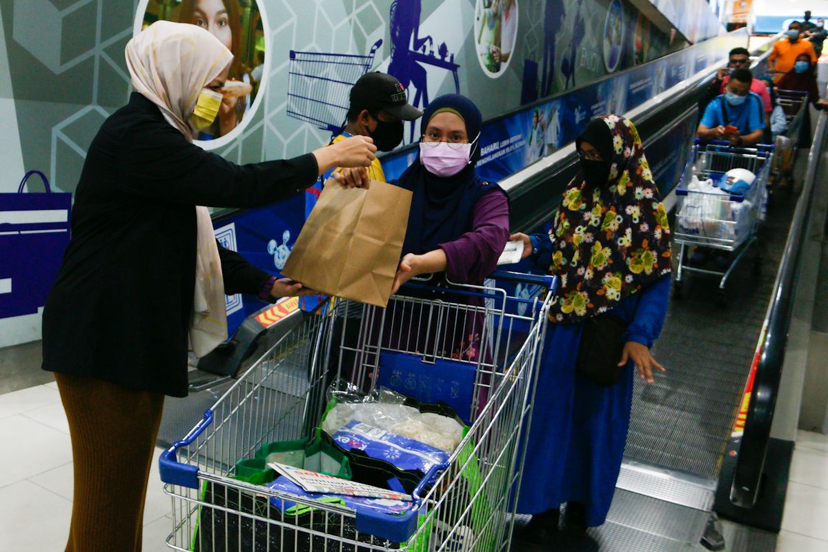 Media Selangor edar 300 pek bubur lambuk di Mydin Mall USJ