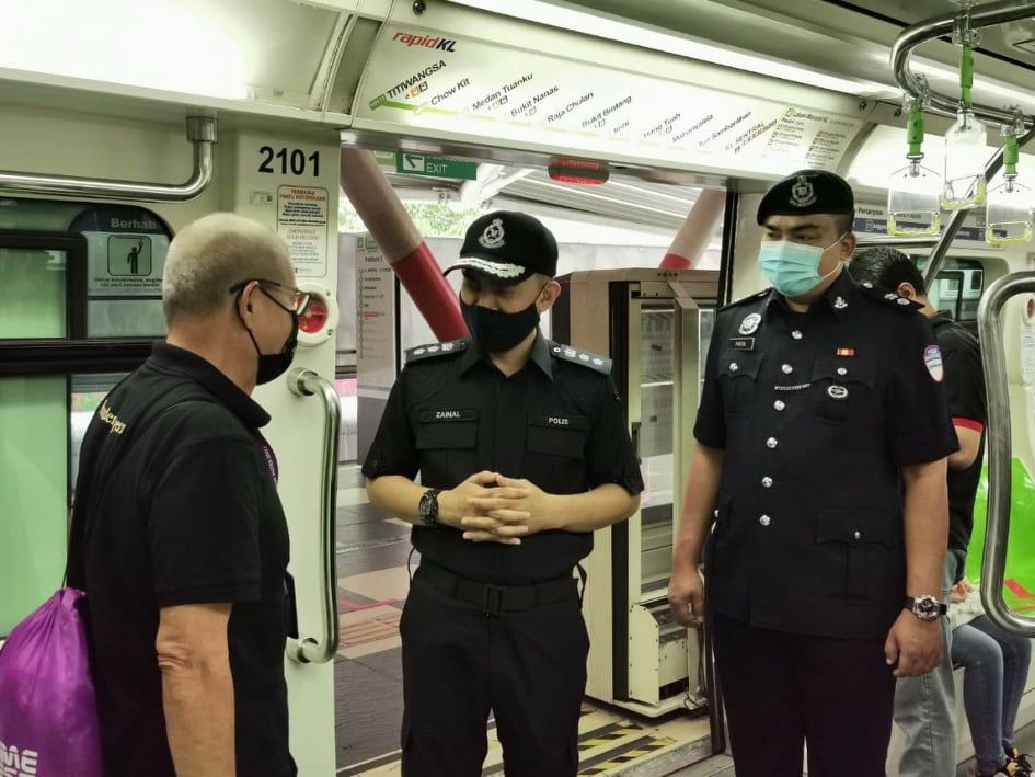 警方今突击多个公交站 确保民众遵守新常态SOP