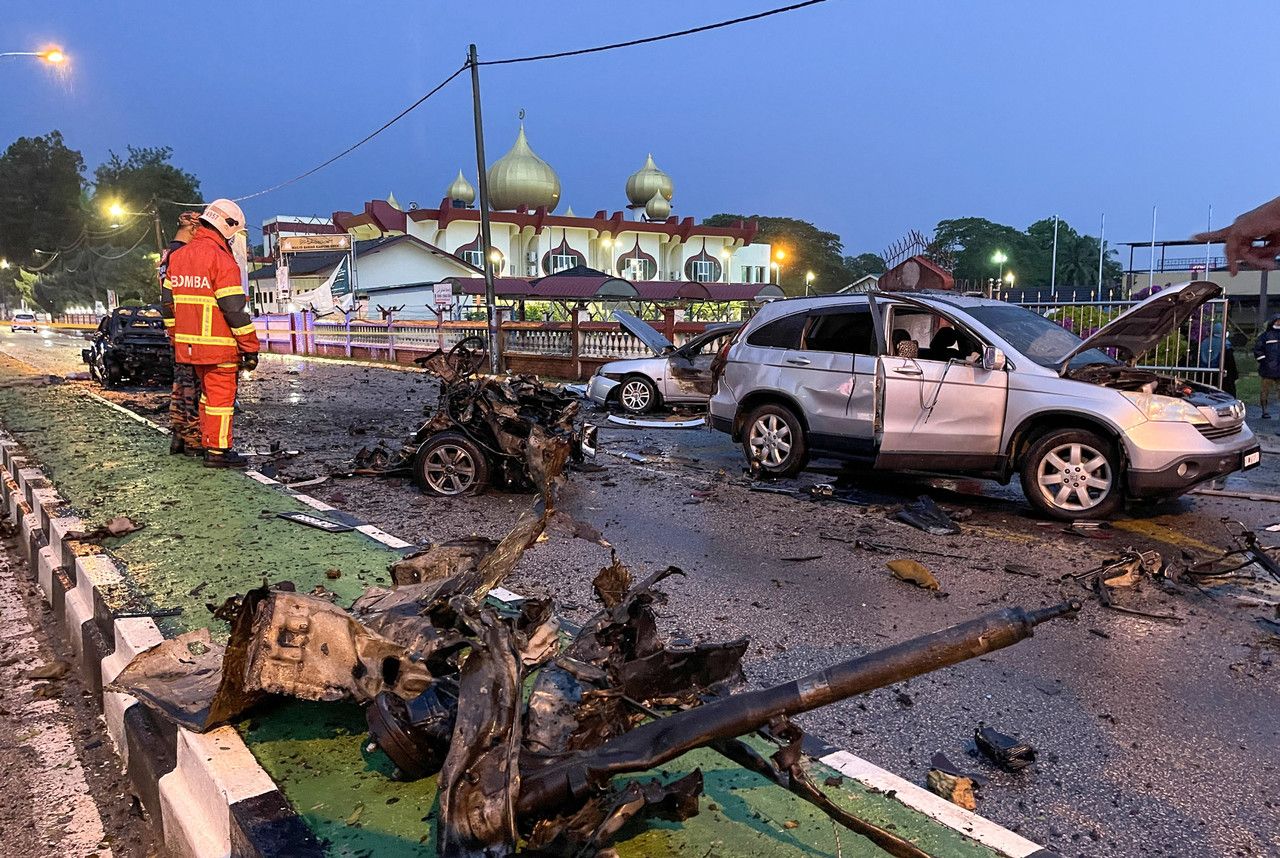 Kereta bawa mercun meletup, mayat pemandu tercampak 20 meter