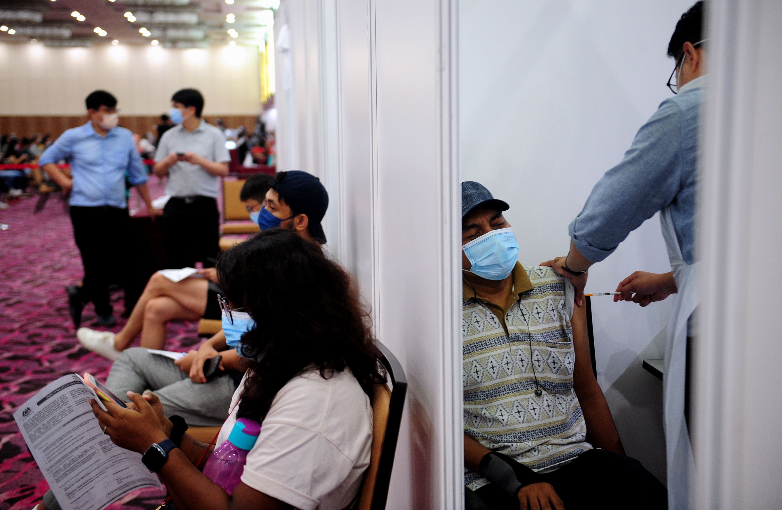 IDCC接种中心工作人员确诊 今关闭消毒.6月29日起接种者受促警惕