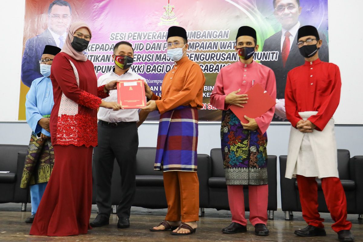 Enam wanita terima watikah pelantikan ketua kampung