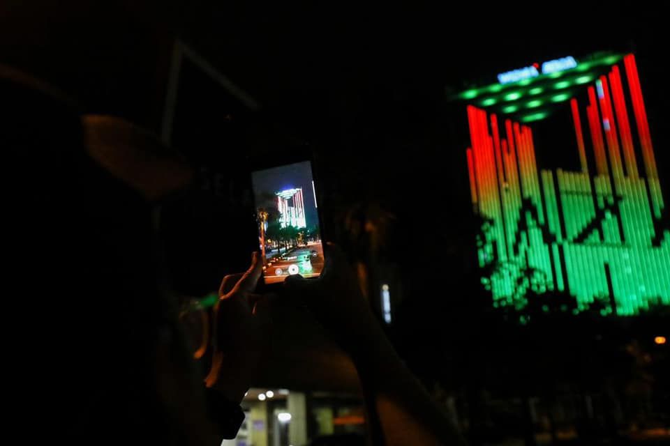 莎阿南市厅大厦亮灯  声援巴勒斯坦人民