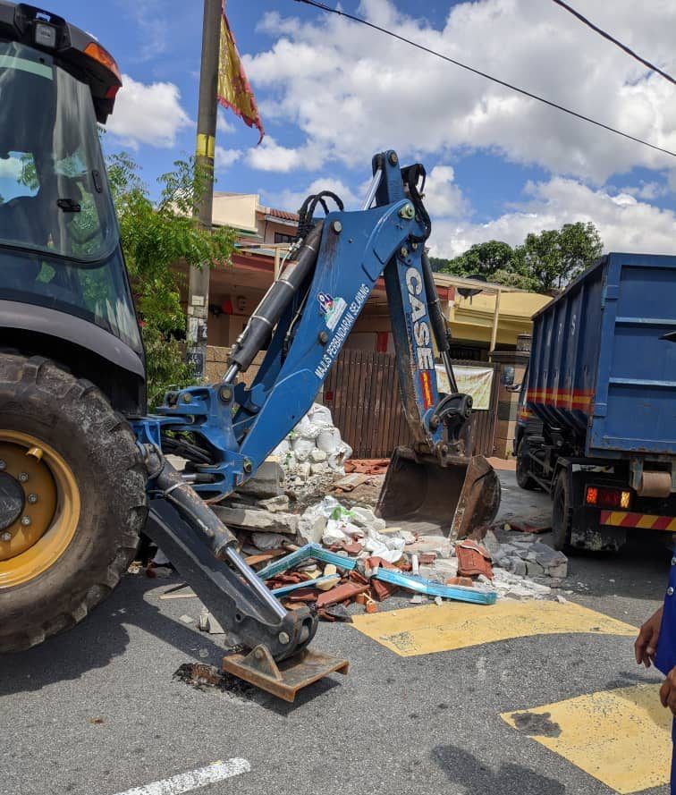 செலாயாங்கில் கார் கழுவும் மையம், வழிபாட்டுக் குடில்கள் உடைக்கப்பட்டன