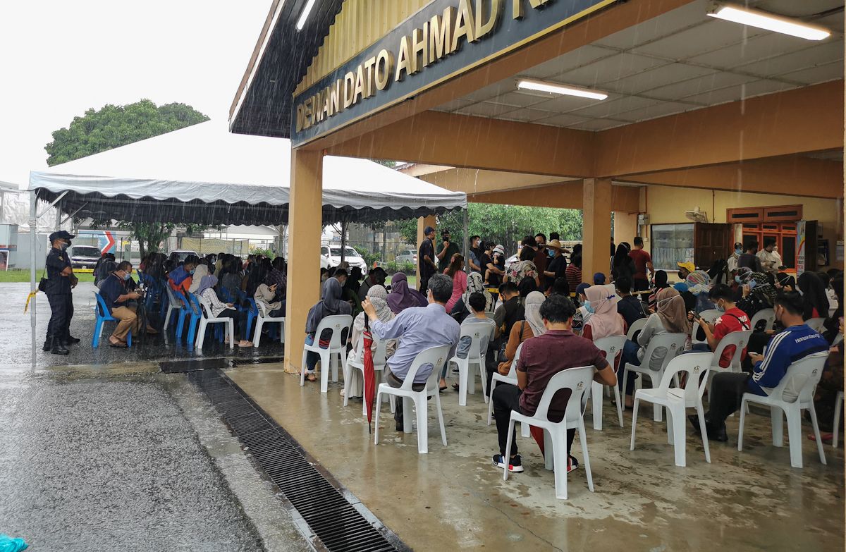 Warga emas sanggup berhujan tunggu giliran buat saringan