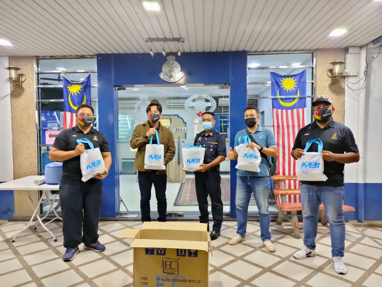 Hargai petugas hadapan, ADN Kota Anggerik sumbang juadah sahur
