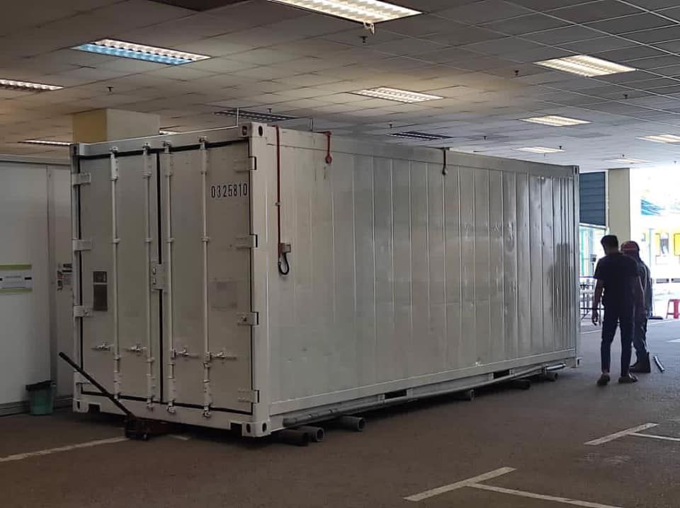 கோவிட்-19 நோயாளிகளின் உடல்களை வைக்க கிள்ளான் மருத்துவமனைக்கு மேலும் இரு கொள்கலன்கள்