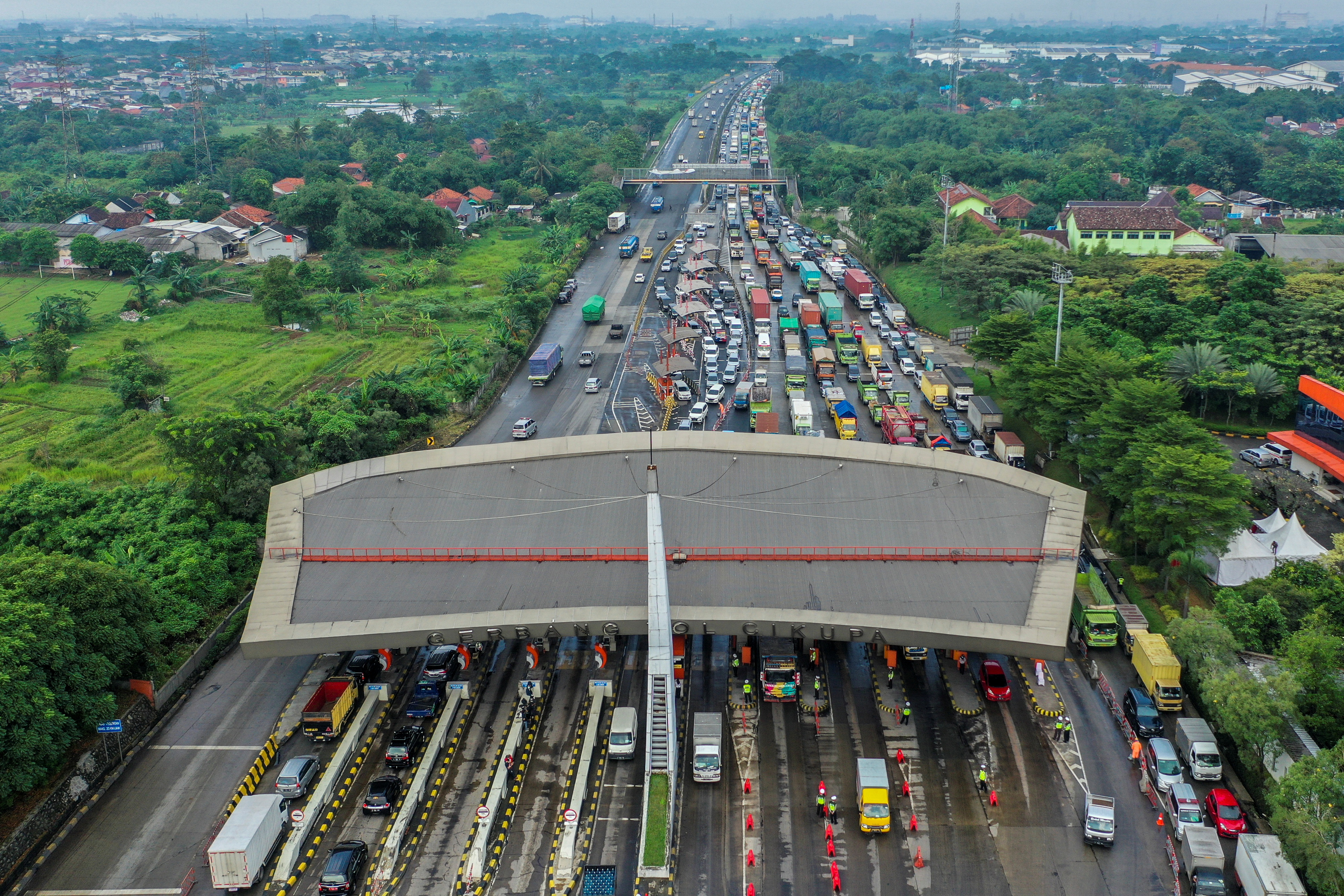 Congestion on Indonesia's major highways as travel starts ahead of Aidilfitri