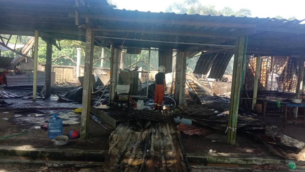 மின் கசிவினால் தீவிபத்து- பந்தாய் மோரிப்பில் 15 கடைகள் சேதம்