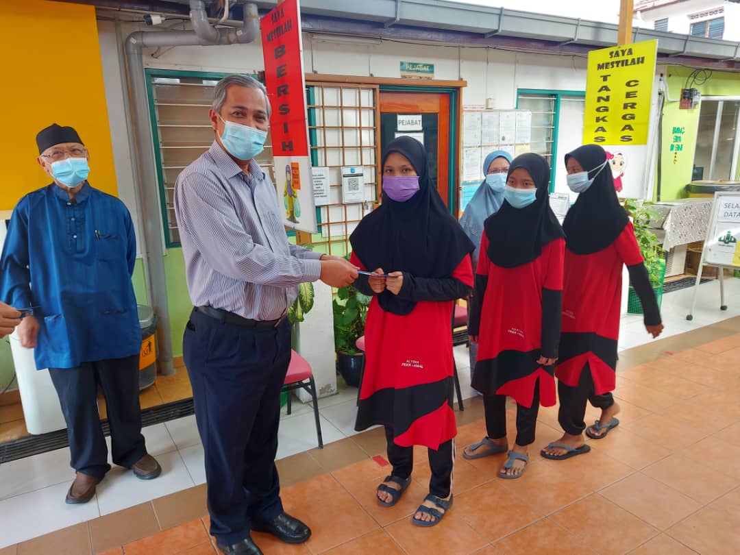 MPSepang sumbang duit raya, makanan kepada penghuni rumah kebajikan