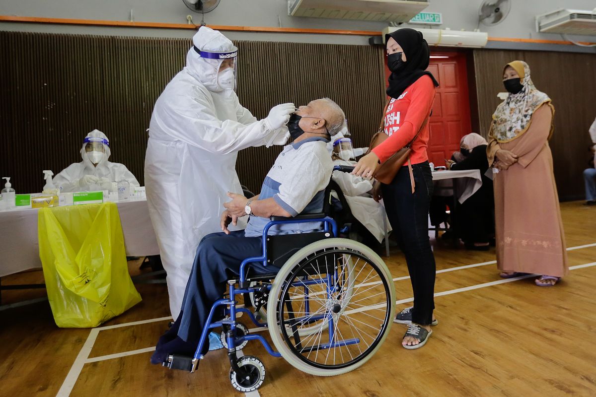 Anggota bomba Rawang manfaat saringan percuma