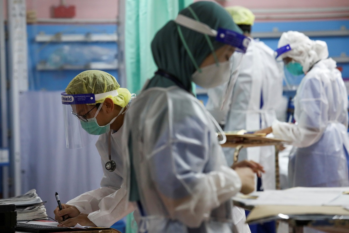 Sut PPE jadi baju raya, petugas kesihatan perah keringat selamatkan nyawa