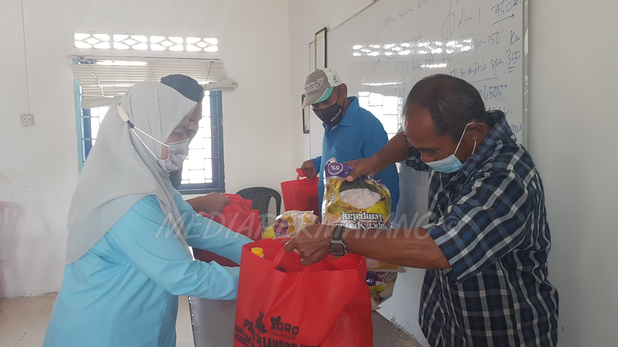 100 keluarga jalani kuarantin di rumah terima bantuan makanan