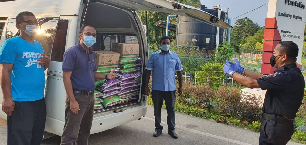 சிப்பாங், சுங்கை லீனா தோட்ட மக்களுக்கு சட்டமன்ற உறுப்பினர் ரோணி லியு,  உணவு கூடை  வழங்கினார்