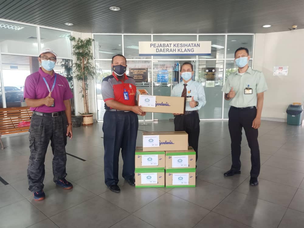 Petugas pusat vaksin, pusat kesihatan daerah terima pek makanan