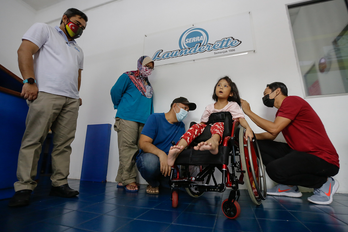 Suami isteri terharu MBI sumbang kerusi roda untuk anak ada penyakit saraf