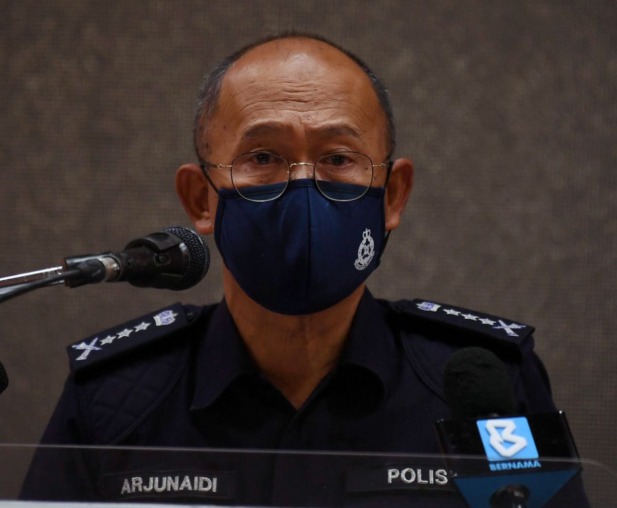 Report lodged against senior police officer, two detained — Selangor cops
