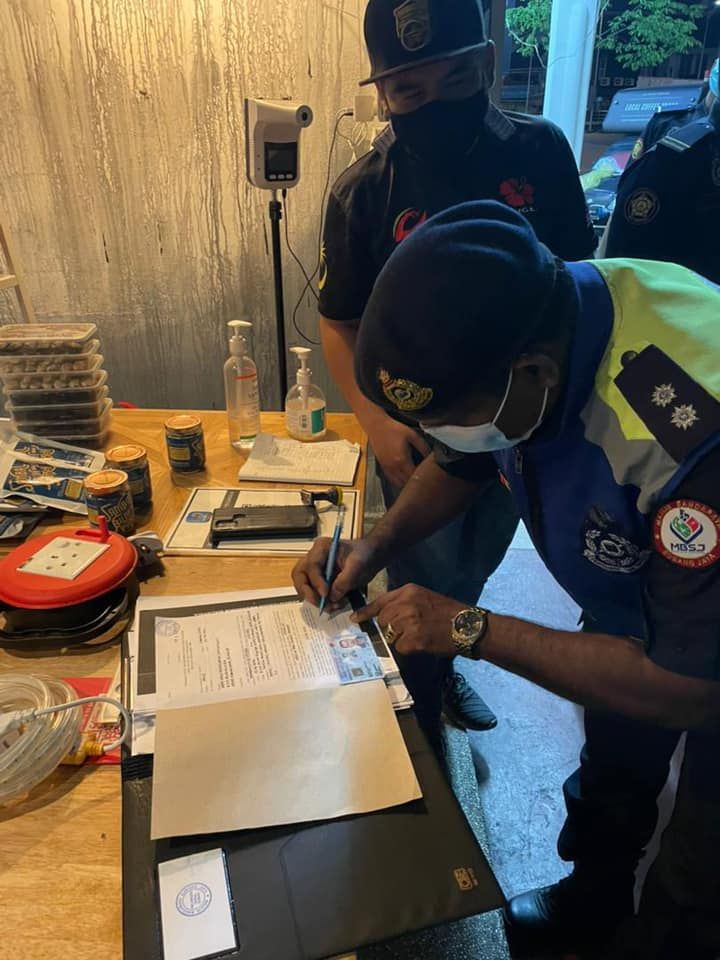 警昨捕438违SOP人士 434人接罚票