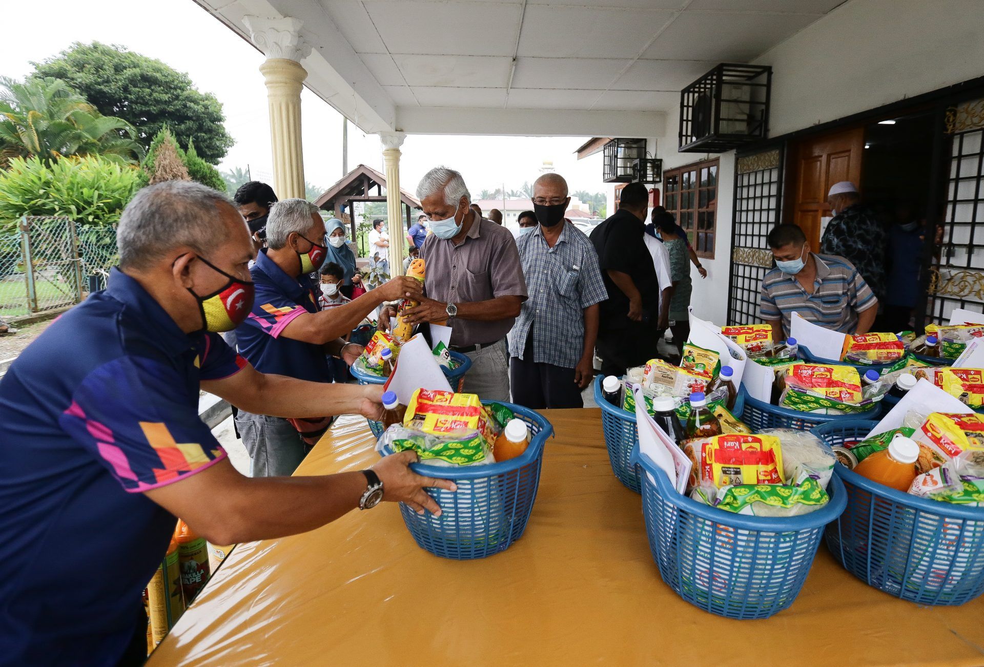 கோல சிலாங்கூர் மாவட்ட மன்றத்தின் ஏற்பாட்டில் அடுக்குமாடி குடியிருப்பாளர்களுக்கு உணவு பொருள் விநியோகம்