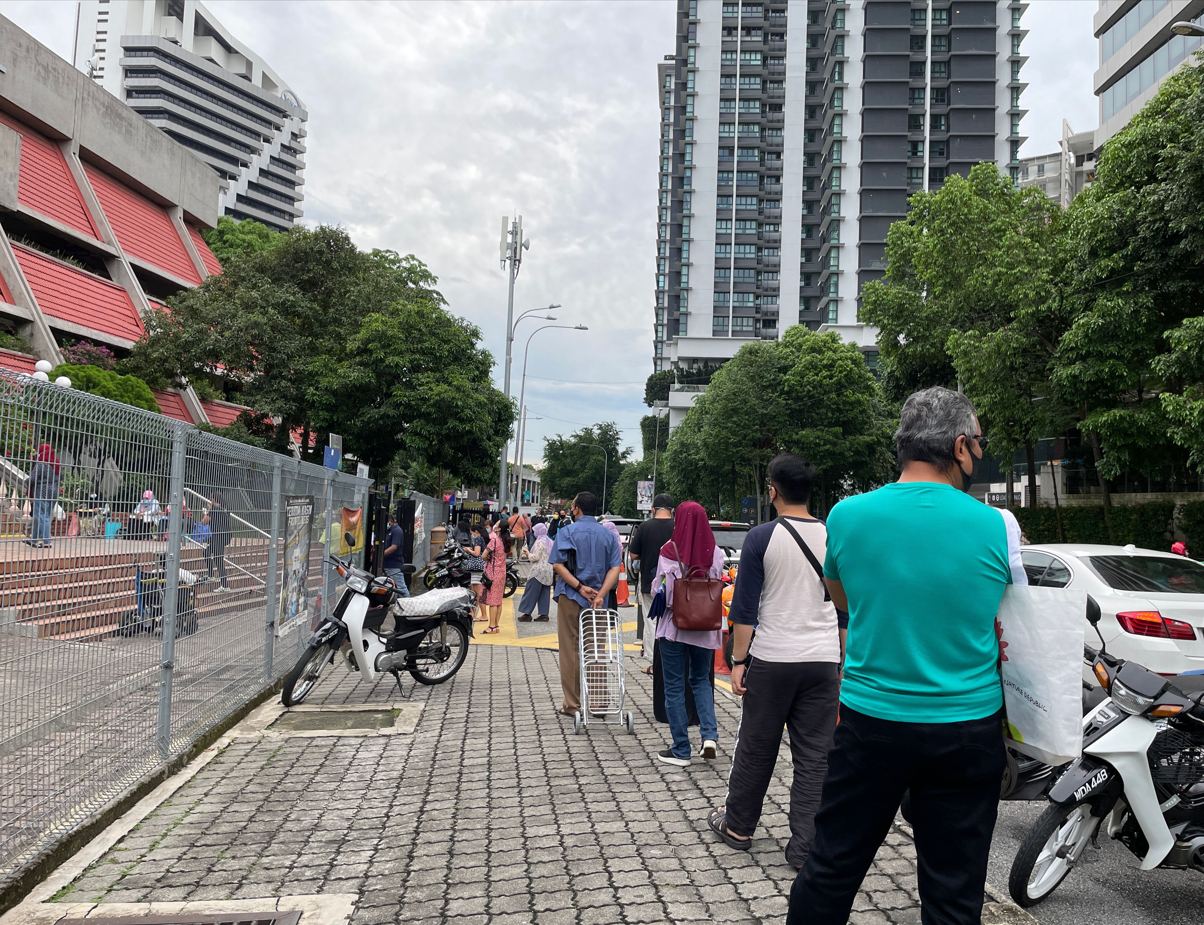 杨巧双建议在公共巴刹设疫苗流动卡车 加速接种计划