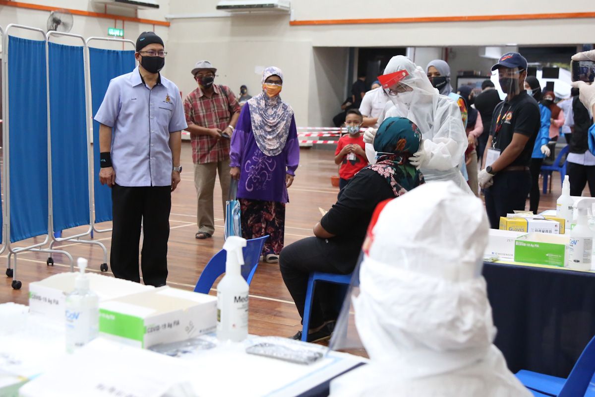 筛检600人.35人疑确诊  新冠病毒仍存在社区内