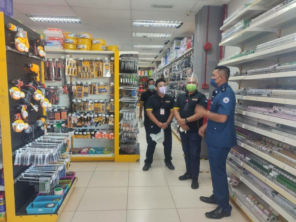 瓜雪11非关键商店昨贸然开店 遭县议会勒令即时关闭