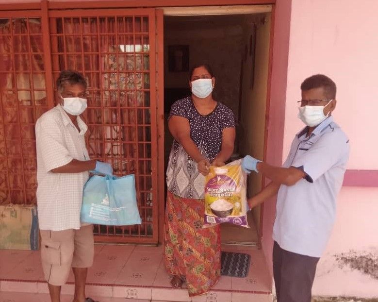 Wakil rakyat Meru agih lebih 130 pek makanan asas