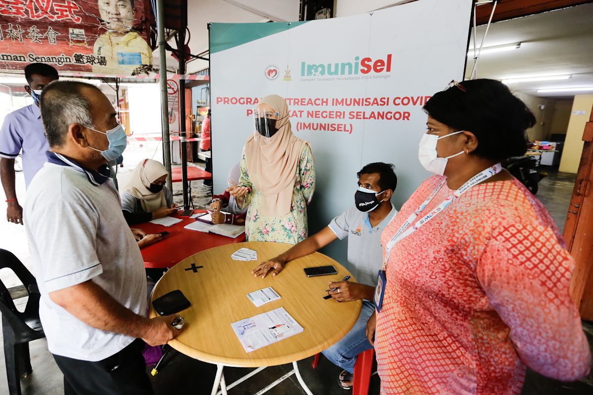 750 முதியோர், மாற்றுத்  திறனாளிகளை தடுப்பூசித் திட்டத்தில் பதிவு செய்ய புக்கிட் மெலாவத்தி தொகுதி இலக்கு