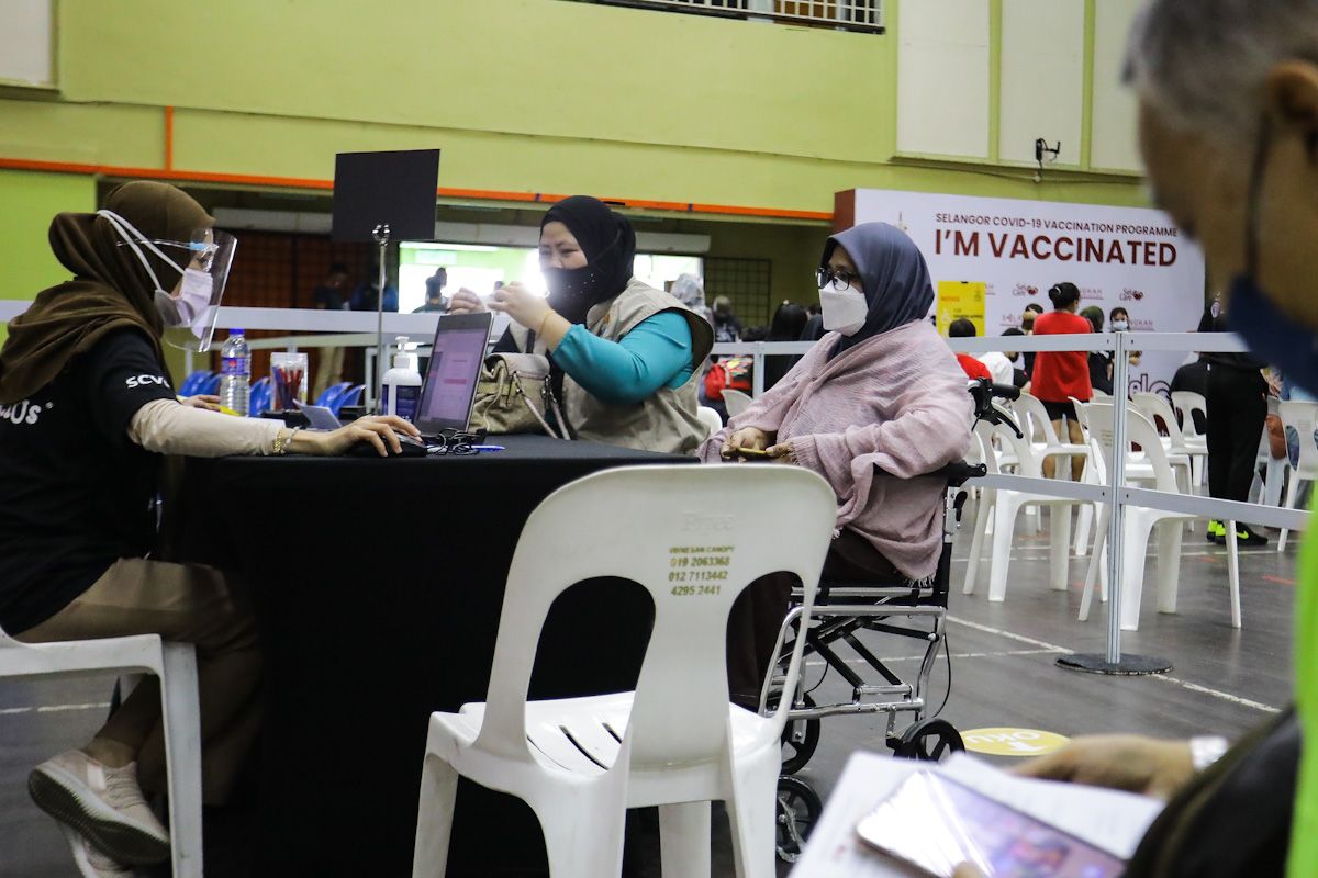 Suntikan vaksin harian lebih 400,000 dua hari berturut