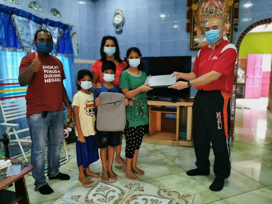 刘永山配合新学年  派200购物劵助清寒学子