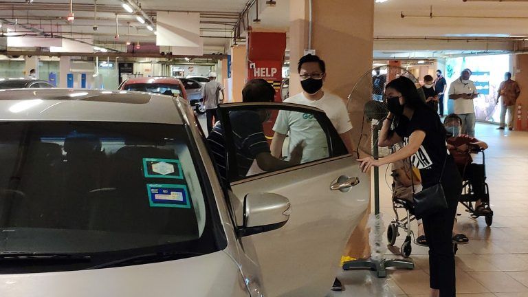 全面封锁：弱势群陷苦境  议员出动派粮支援送暖