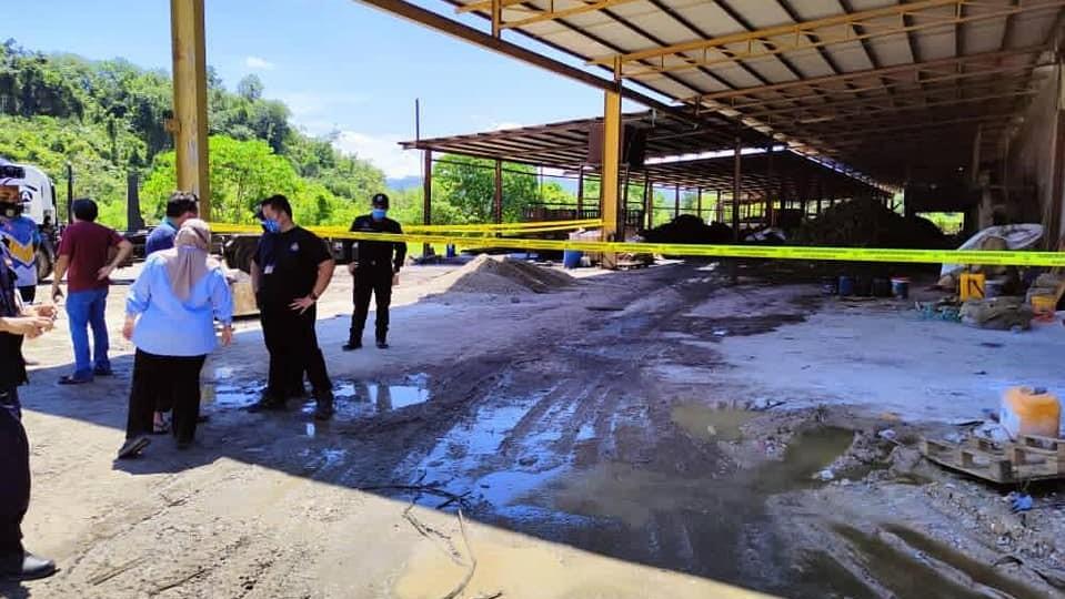 Kilang baja organik kompos disyaki terbabit cemar air diserbu