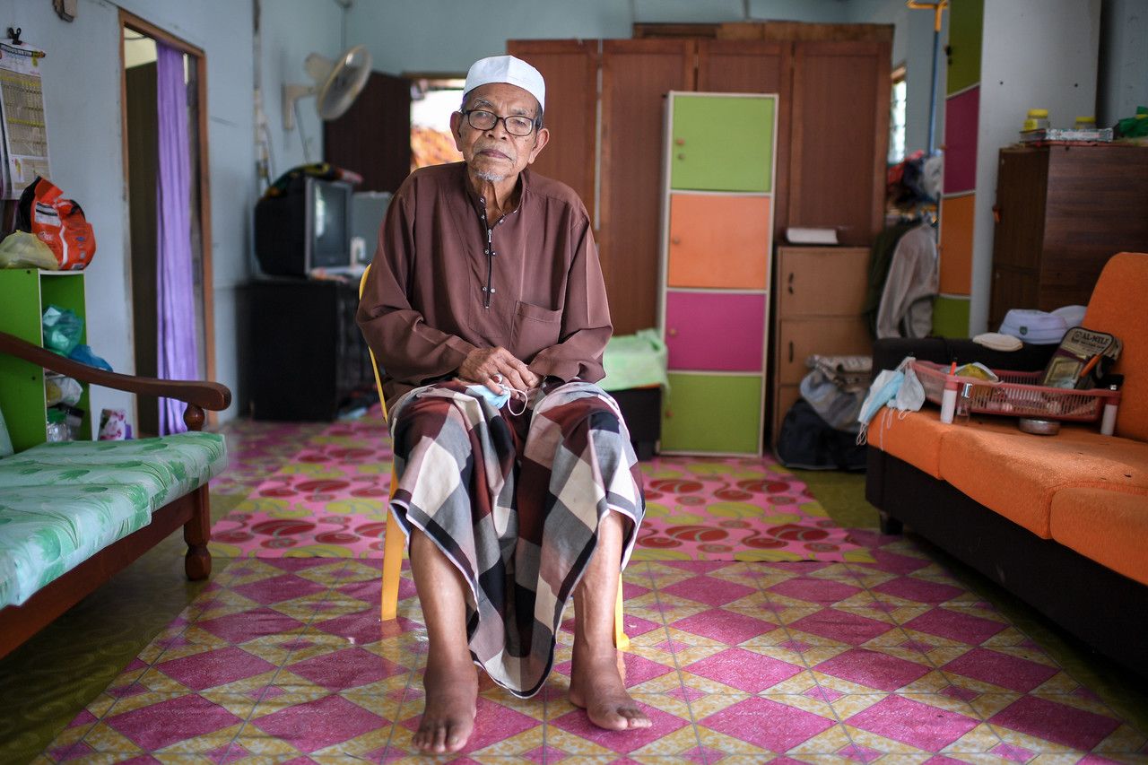 Warga emas sukar bergerak, wanita lumpuh tidak tolak vaksin