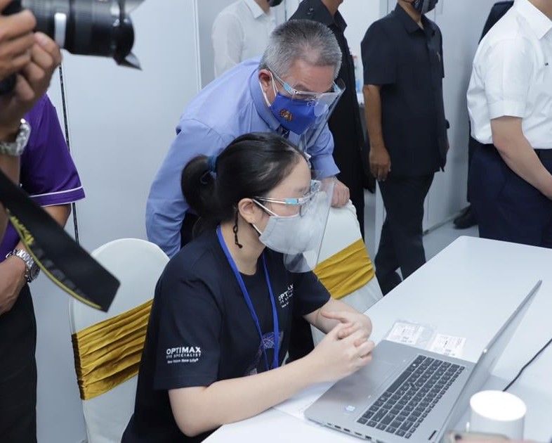 2,371 pekerja Texas Instruments kumpulan pertama sektor perkilangan disuntik vaksin