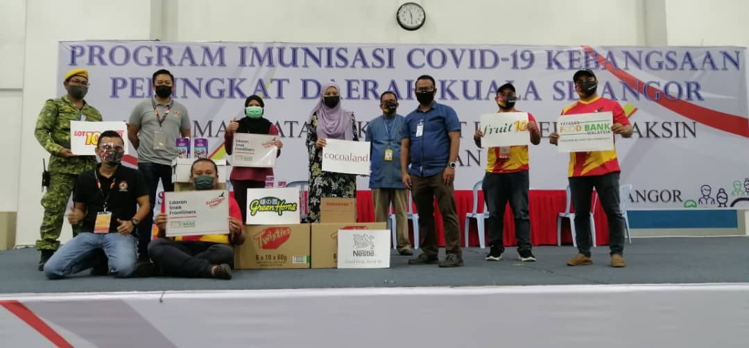 Team Selangor edar makanan ringan kepada petugas di pusat vaksin
