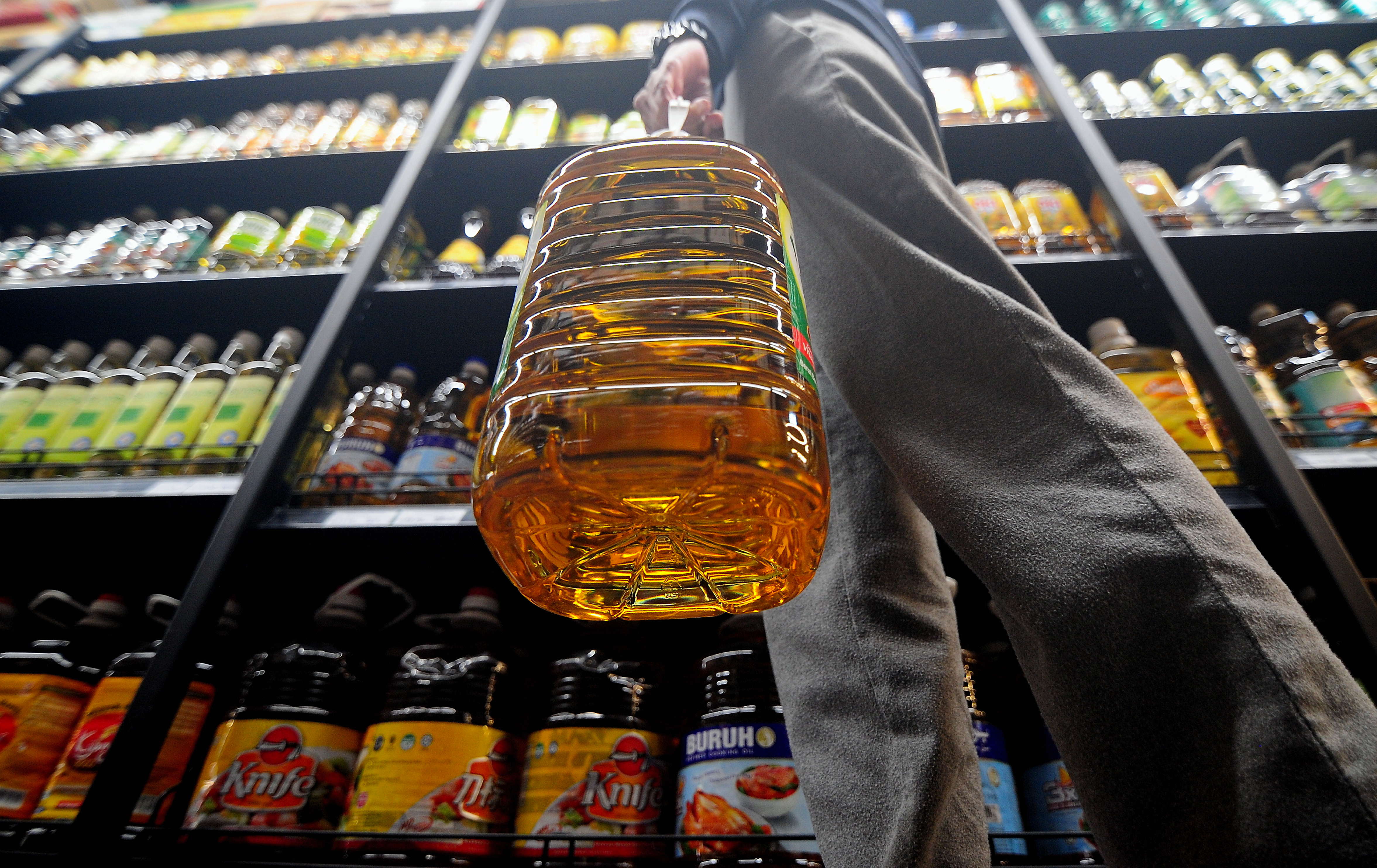 KPDN rampas 667 kg minyak masak botol dijual lebihi harga pasaran