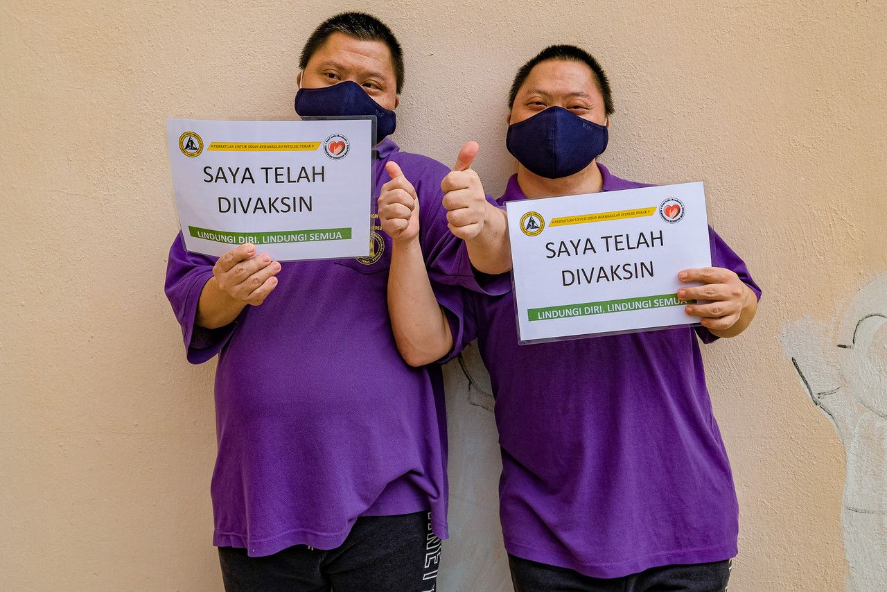 Vaksin: Kembar OKU tidak sabar tunggu dos kedua