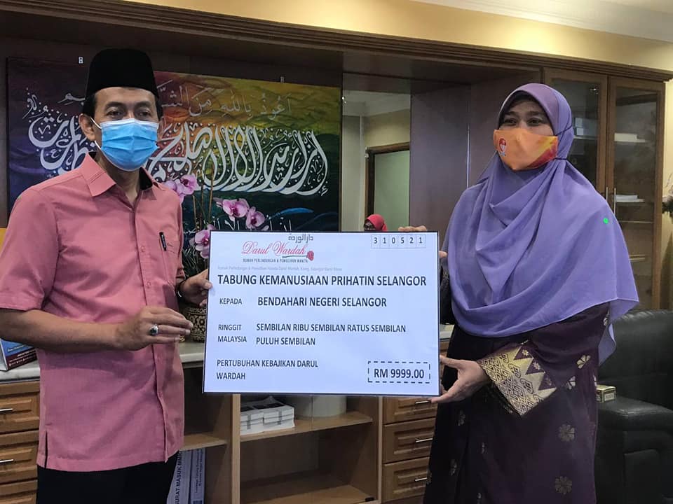 Tiga suri rumah serah barang kemas RM30,000 untuk tabung Palestin