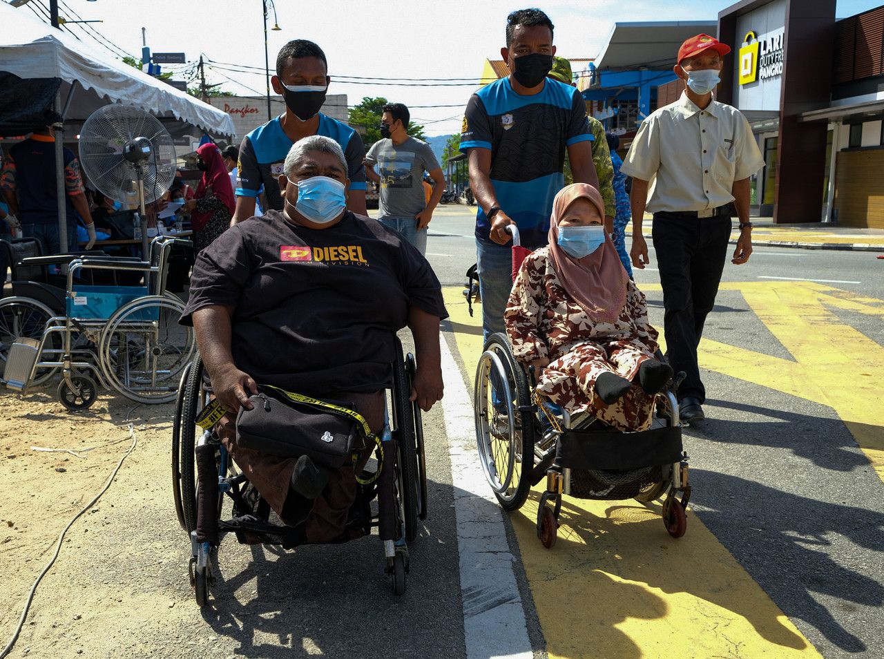 Suami, isteri OKU lawan rasa gemuruh terima suntikan vaksin