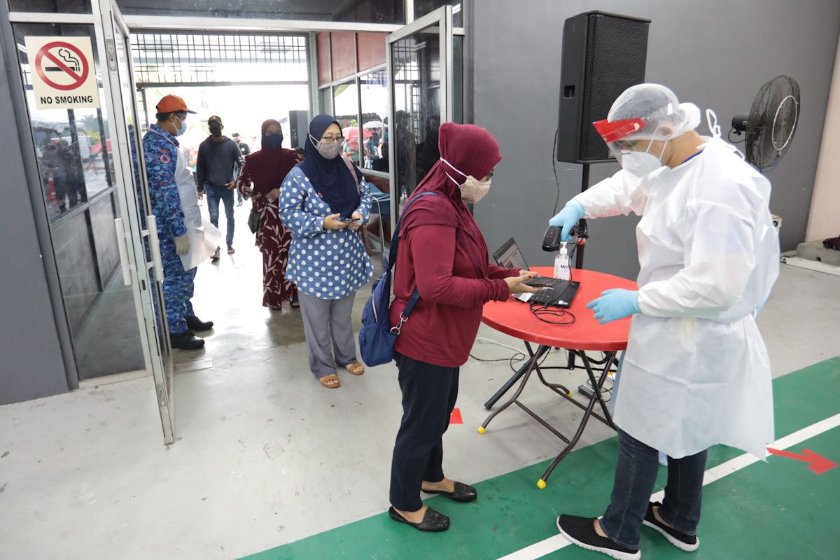 Ibu terpaksa tenangkan anak kecil buat saringan Covid-19