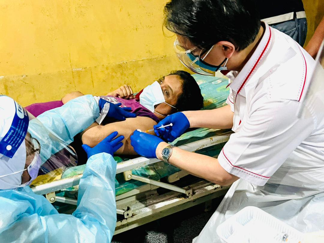 Dr Noor Hisham turun padang, jadi penyuntik vaksin