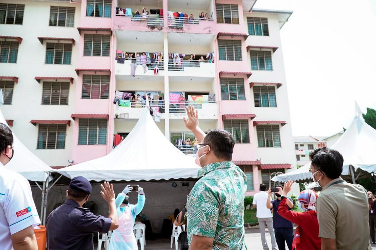 ஸ்ரீ ஆயு குடியிருப்பு பகுதிக்கு மந்திரி புசார் வருகை- தடுப்பூசி இயக்கத்தை பார்வையிட்டார்.