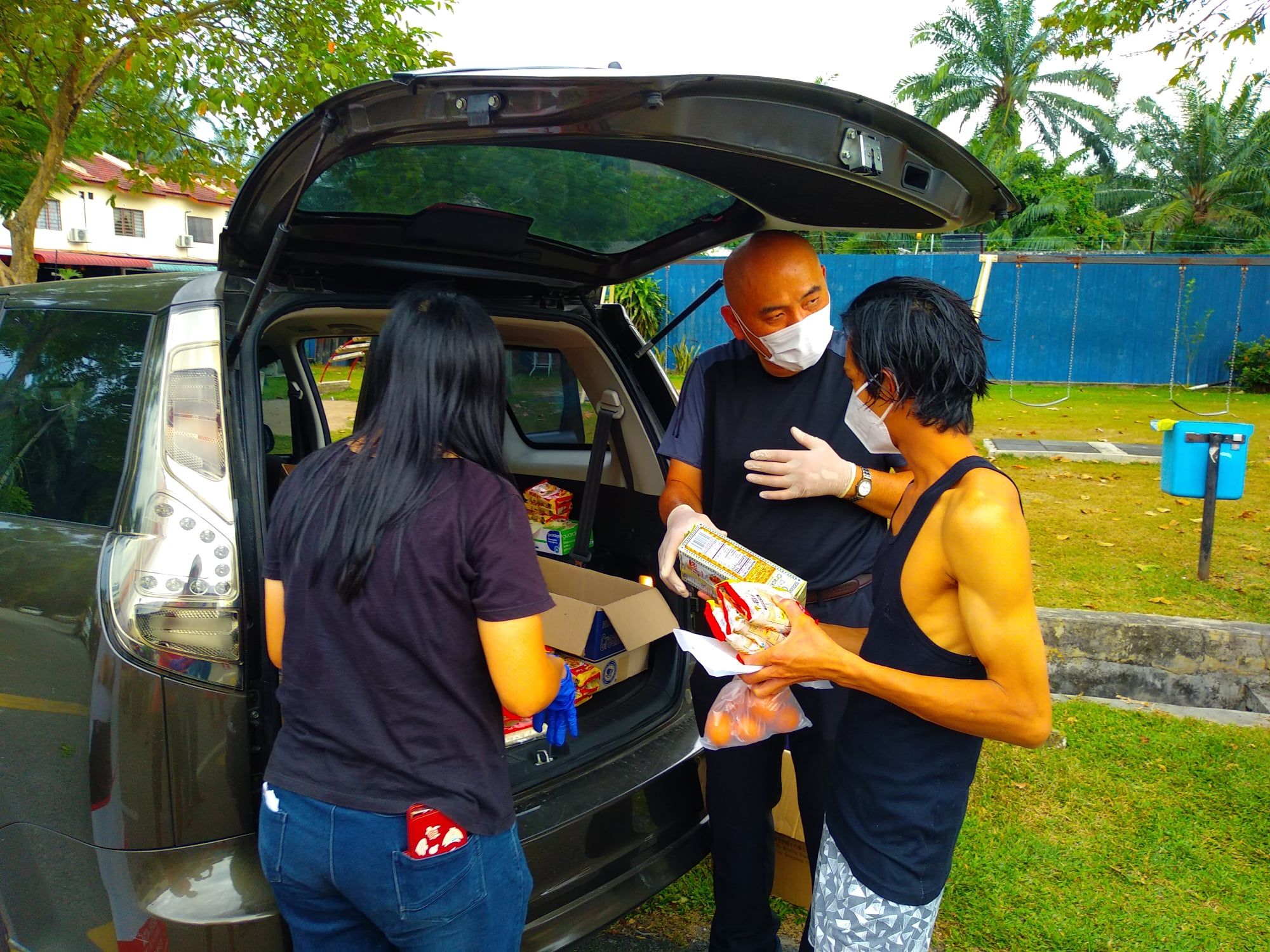 万津设流动补给站送物资  刘永山：方便居民领救济品