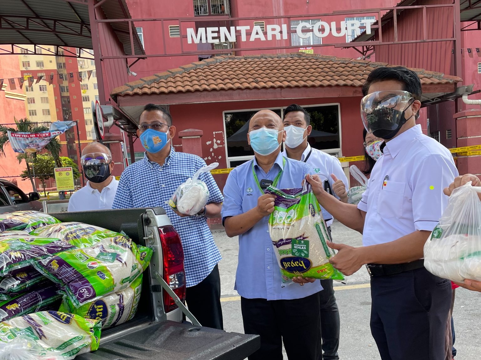 PKPS distributes food packs to Mentari Court residents