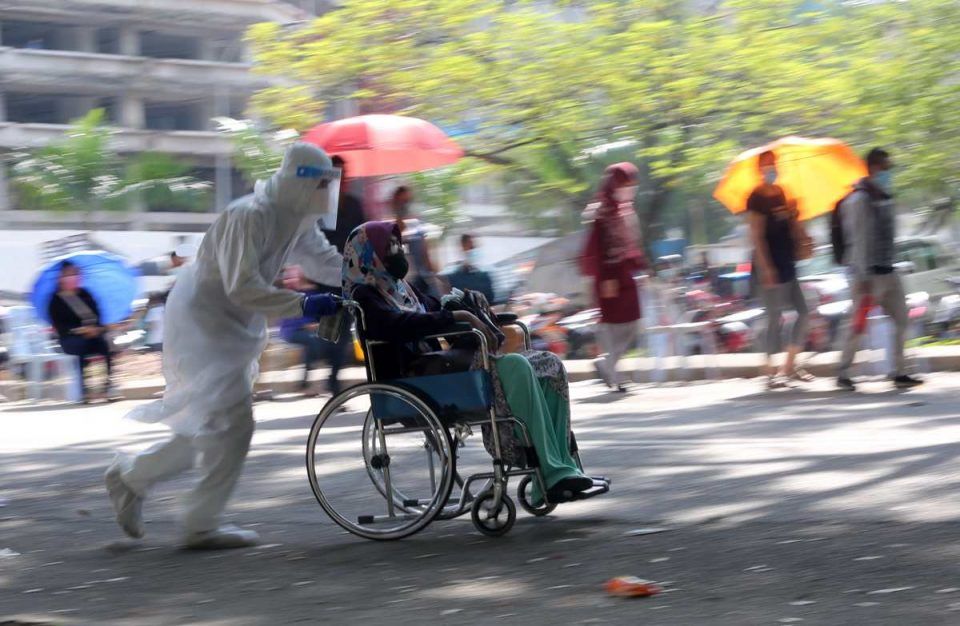民众太早到．排错通道 美拉华蒂体育馆上午现拥挤